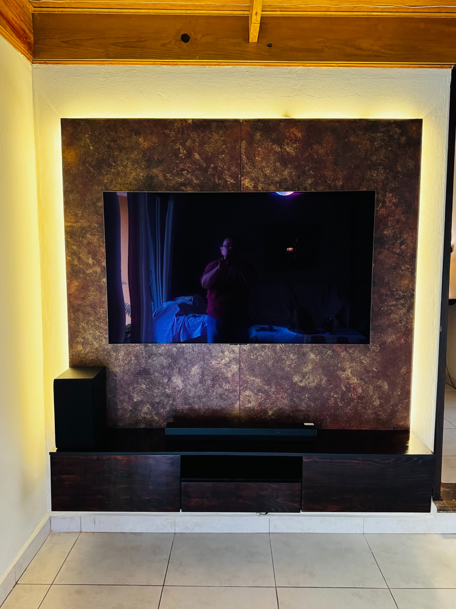 Panel decorativo pintado para televisión